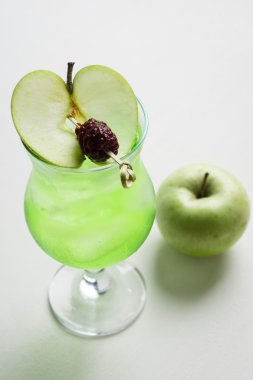 Elma dilim yeşil kokteyl