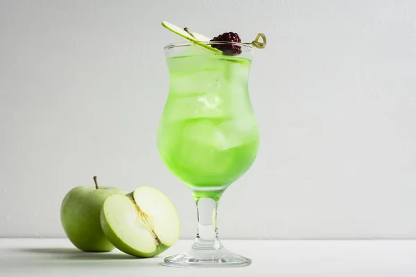 Green cocktail with apple slice — Stock Photo, Image