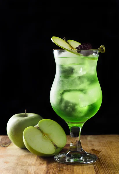Green cocktail with apple slice — Stock Photo, Image