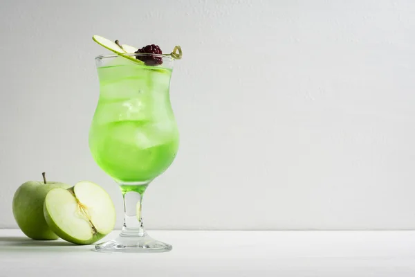 Green cocktail with apple slice — Stock Photo, Image