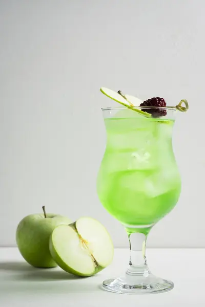 Verde cóctel con una rodaja de manzana — Foto de Stock