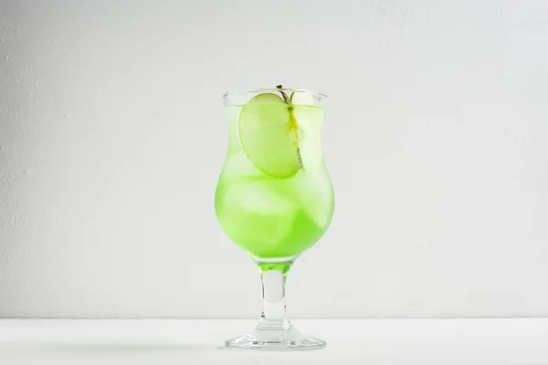 Green cocktail with apple slice — Stock Photo, Image