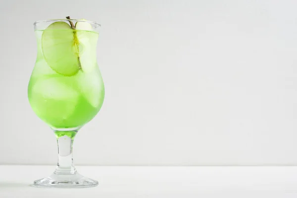 Green cocktail with apple slice — Stock Photo, Image