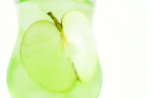 绿色鸡尾酒与苹果切片 — 图库照片