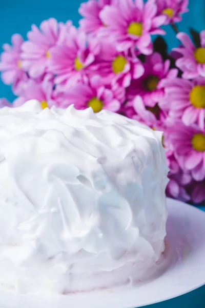 꽃과 함께 하얀 크림 케이크 — 스톡 사진