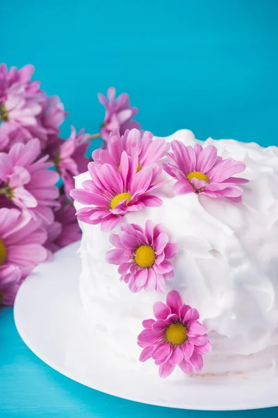 Weißen cremigen Kuchen mit Blumen — Stockfoto