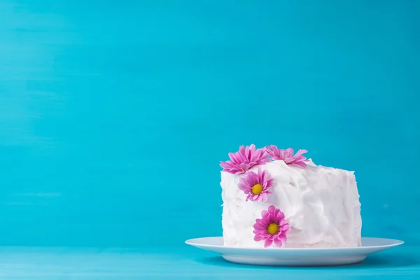 Biały tort kremowy z kwiatami — Zdjęcie stockowe