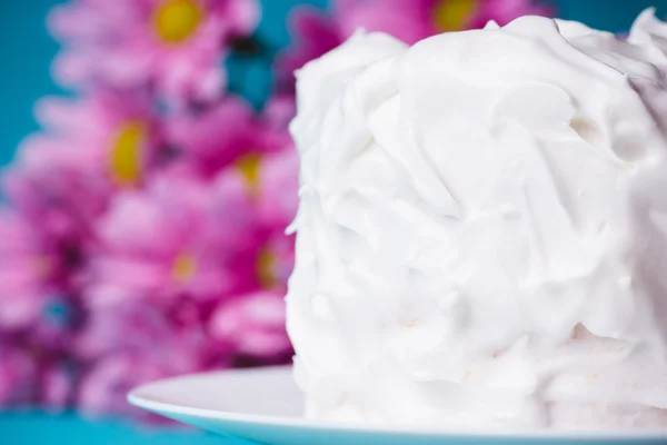 Weißen cremigen Kuchen mit Blumen auf den hölzernen Hintergrund — Stockfoto