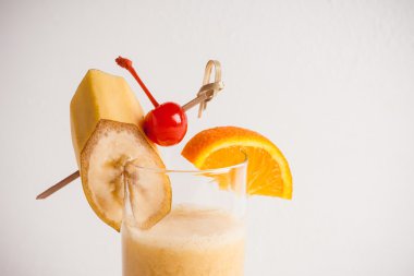 Muz meyve dekorasyon ile kokteyl