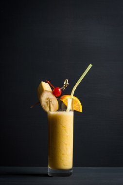 Muz meyve dekorasyon ile kokteyl