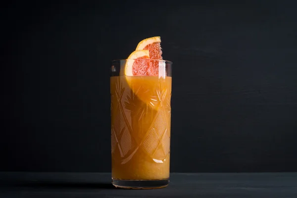 Grapefruit drank over de zwarte — Stockfoto