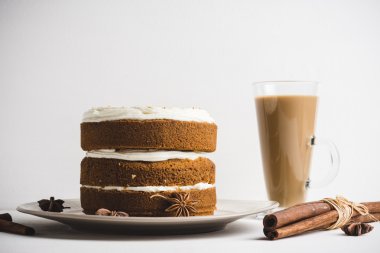 Beyaz kremalı pasta