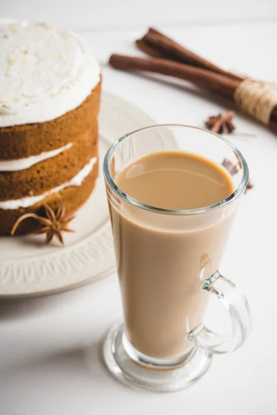 Kuchen mit Creme auf dem weißen Hintergrund Holz — Stockfoto