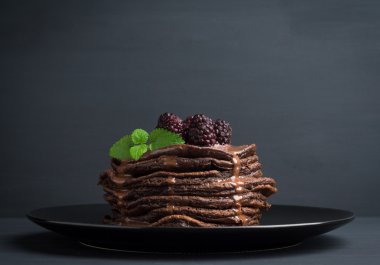 Taze böğürtlen ile krep yığını