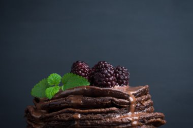 Taze böğürtlen ile krep yığını