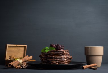 Taze böğürtlen ile krep yığını