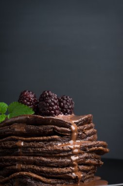 Taze böğürtlen ile krep yığını