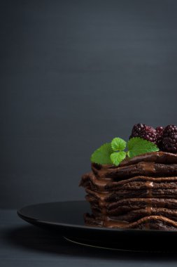 Taze böğürtlen ile krep yığını