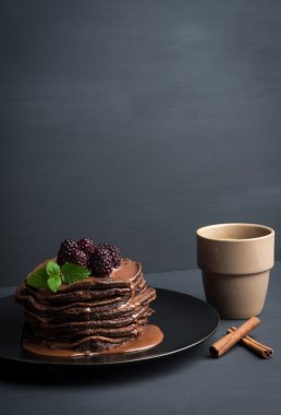 Taze böğürtlen ile krep yığını