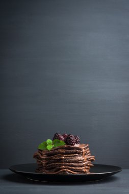 Taze böğürtlen ile krep yığını