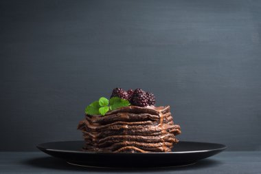 Taze böğürtlen ile krep yığını