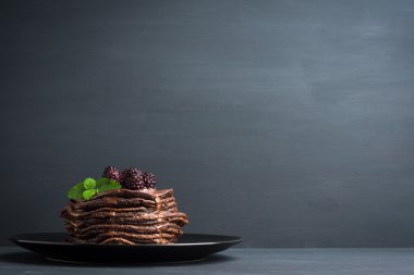 Taze böğürtlen ile krep yığını