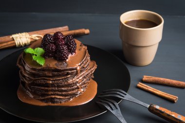 Taze böğürtlen ile krep yığını