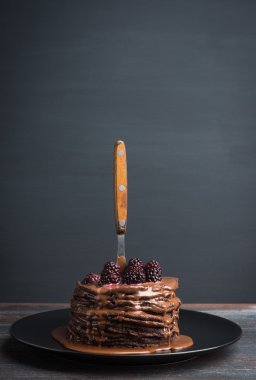 Taze böğürtlen ile krep yığını