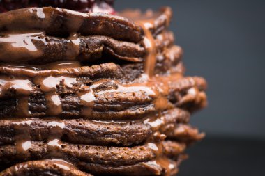 Çikolata şurubu ile krep yığını