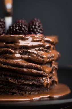 Taze böğürtlen ile krep yığını