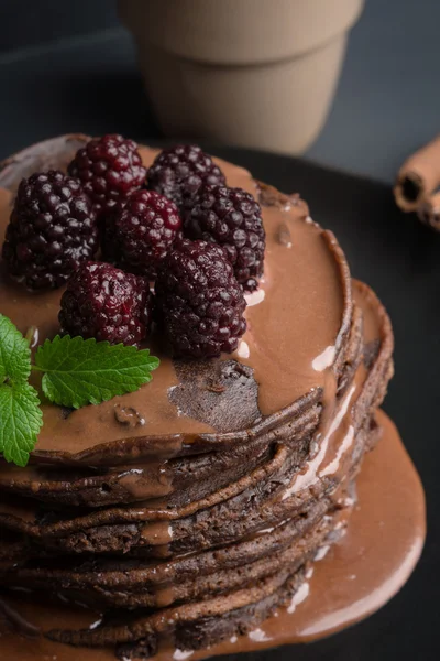 Taze böğürtlen ile krep yığını