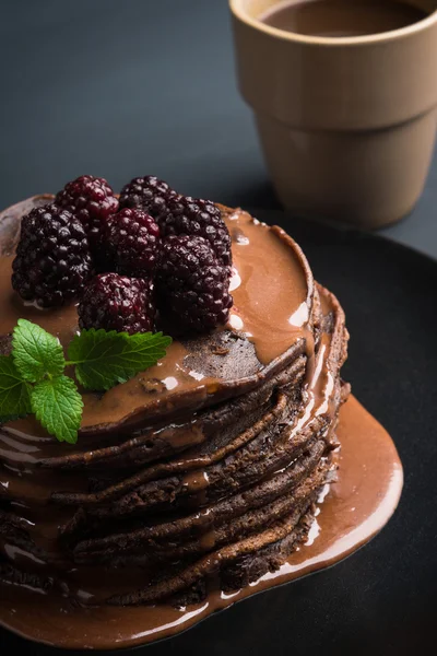 Stapel von Pfannkuchen mit frischen Brombeeren — Stockfoto