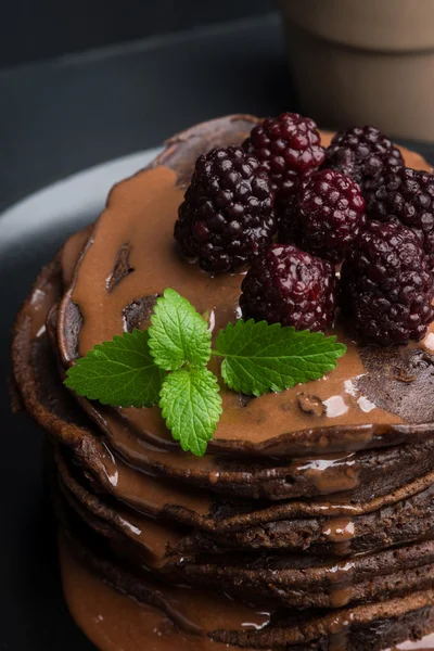 Taze böğürtlen ile krep yığını