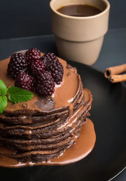 Stapel von Pfannkuchen mit frischen Brombeeren — Stockfoto