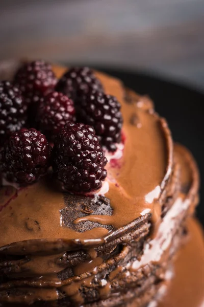 Taze böğürtlen ile krep yığını