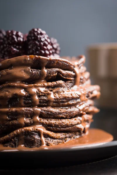 Taze böğürtlen ile krep yığını