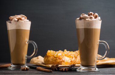 Apple strudel koyu ahşap tablo