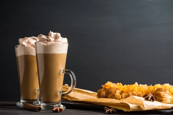 Apple strudel on the dark wooden table — Stock Photo, Image