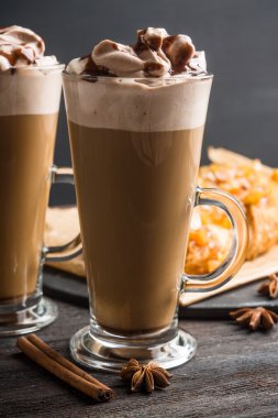 Koyu ahşap masa camına kahve