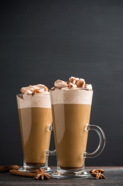 Koyu ahşap masa camına kahve