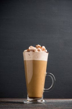 Koyu ahşap masa camına kahve