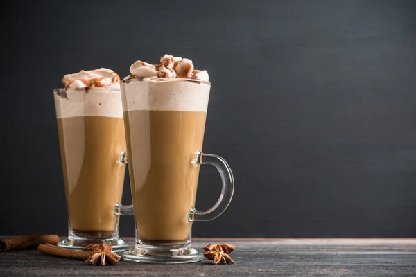 Koffie in het glas op de donkere houten tafel — Stockfoto