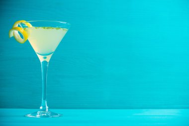 Sarı martini kokteyl limon ve nane ile