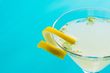 Sarı martini kokteyl limon ve nane ile