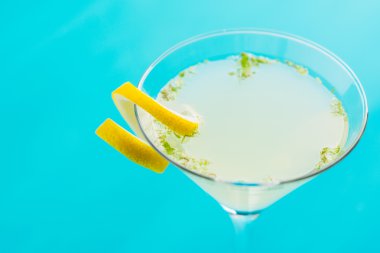 Sarı martini kokteyl limon ve nane ile