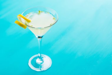 Sarı martini kokteyl limon ve nane ile