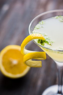 Sarı martini kokteyl limon ve nane ile