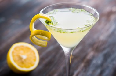 Sarı martini kokteyl limon ve nane ile