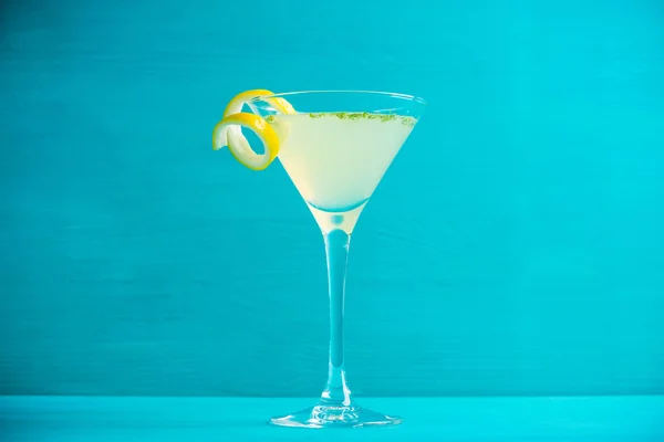 Sárga martini koktél, a citrom, menta — Stock Fotó