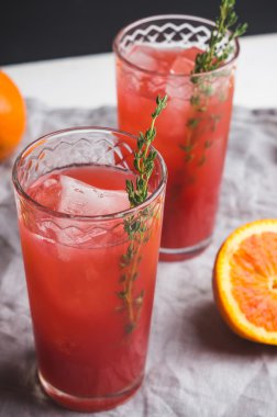 Kokteyl Sicilya Orange rustik ahşap zemin üzerine yapılan